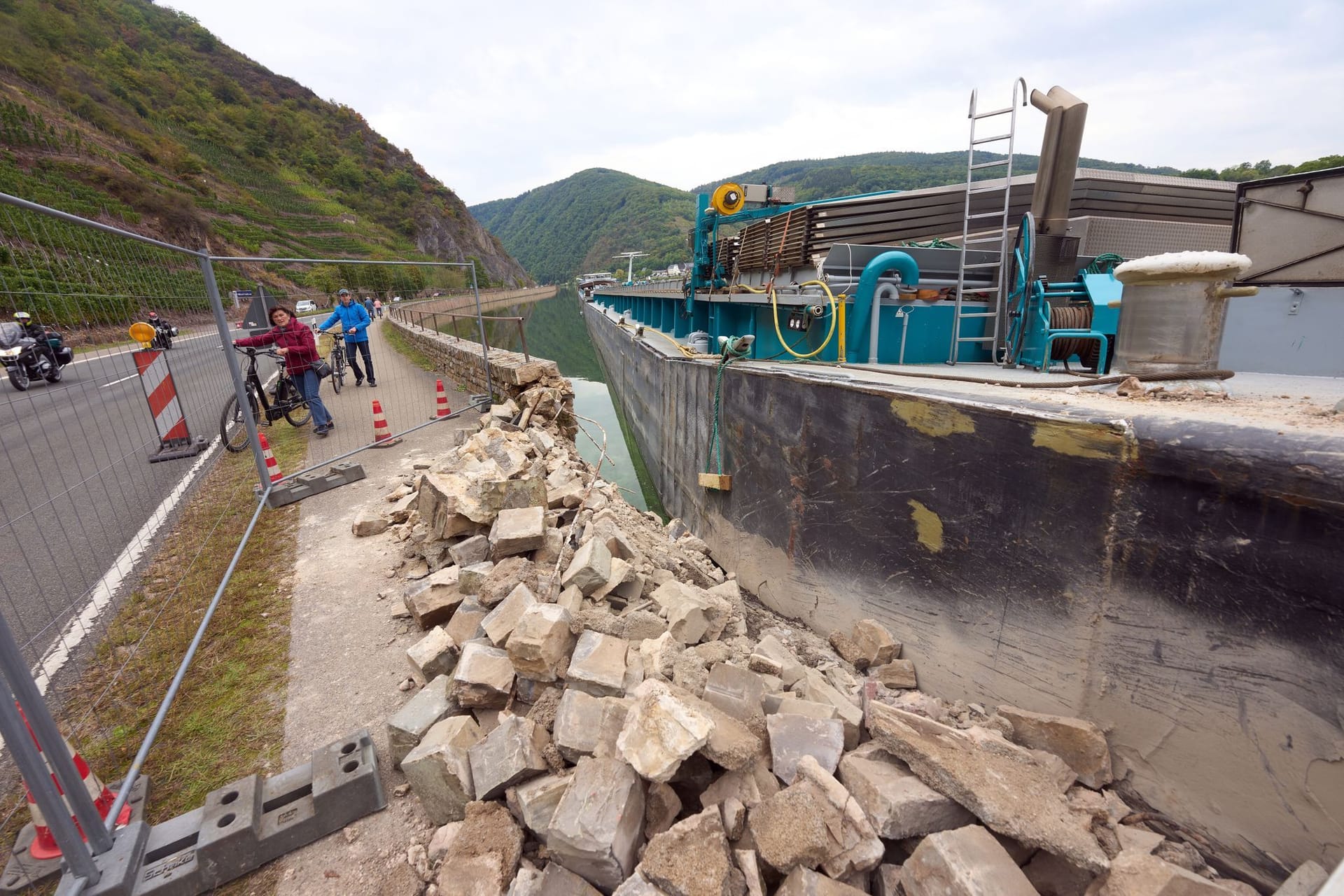 Nach dem Zusammenstoß eines Hotelschiffs mit einem Frachter ist die Mosel bei Cochem für die Schifffahrt gesperrt worden.