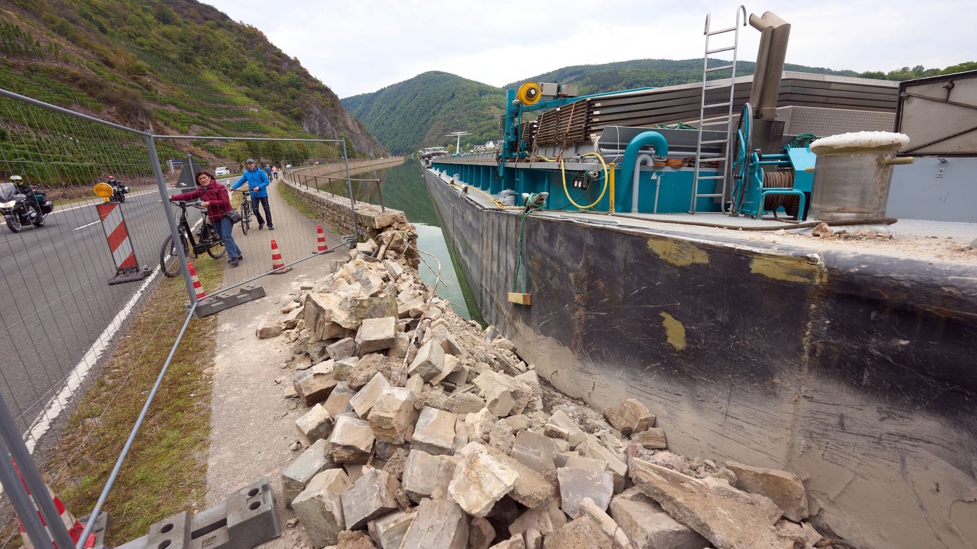 Nach dem Zusammenstoß eines Hotelschiffs mit einem Frachter ist die Mosel bei Cochem für die Schifffahrt gesperrt worden.