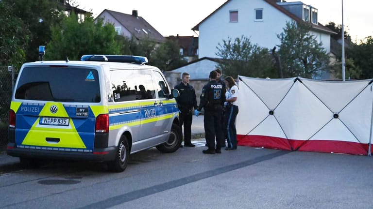 Einsatzkräfte am Tatort: Weiter wird nach dem Motiv des Mannes gesucht.
