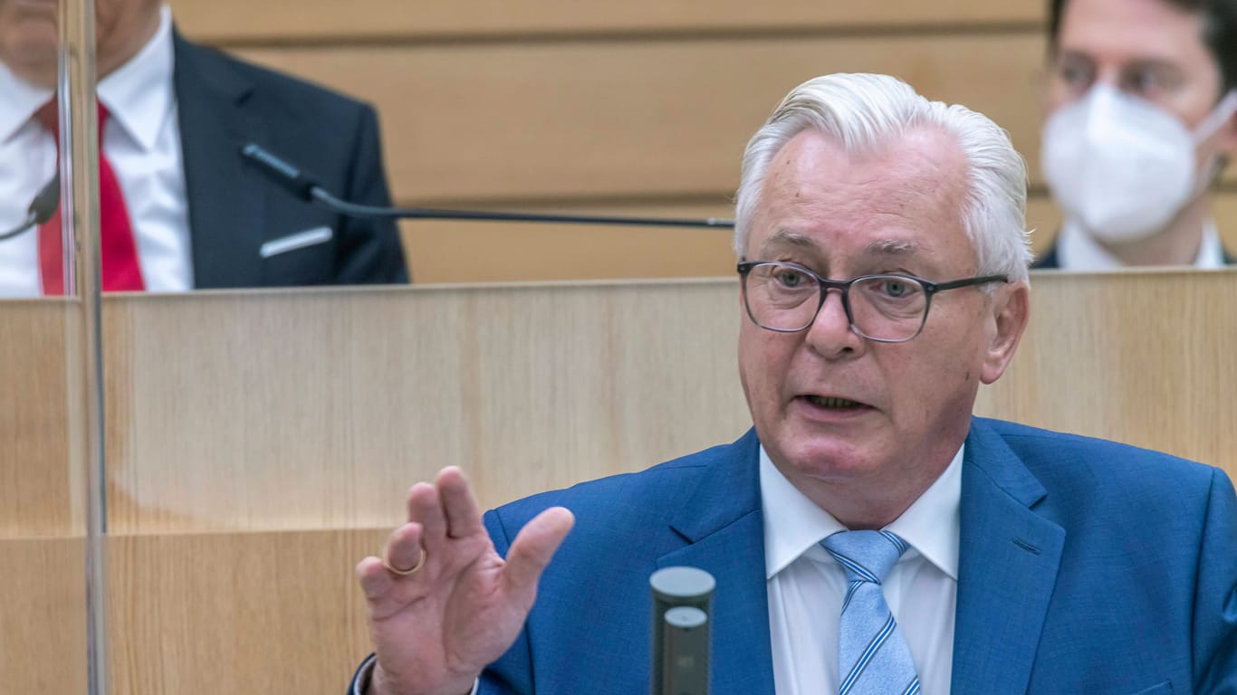 Bernd Gögel im Stuttgarter Landtag (Archivbild): Er will von den Vorwürfen noch nichts wissen.
