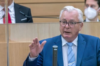 Bernd Gögel im Stuttgarter Landtag (Archivbild): Er will von den Vorwürfen noch nichts wissen.