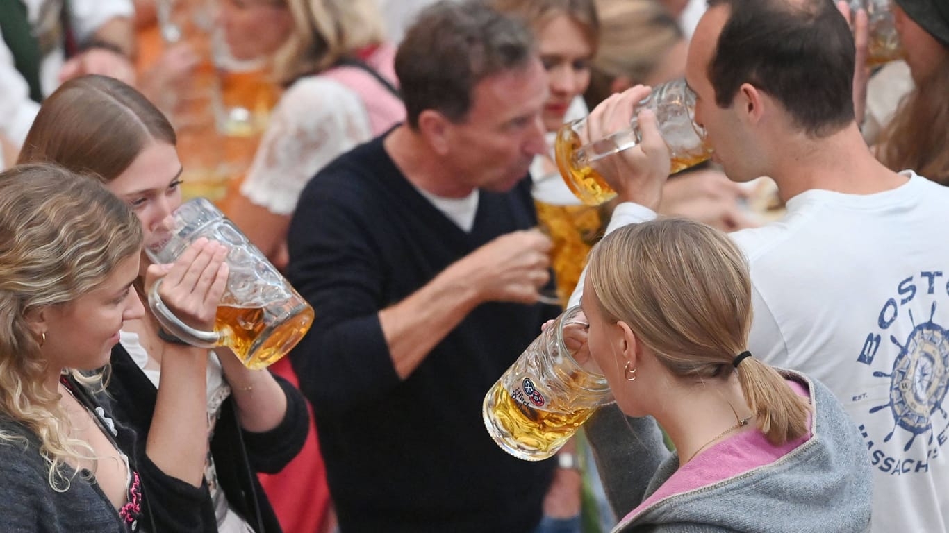 Anstoßen mit Weißbier auf dem Oktoberfest (Symbolfoto): Künftig geht das auch mit einem alkoholreichen Heißgetränk.