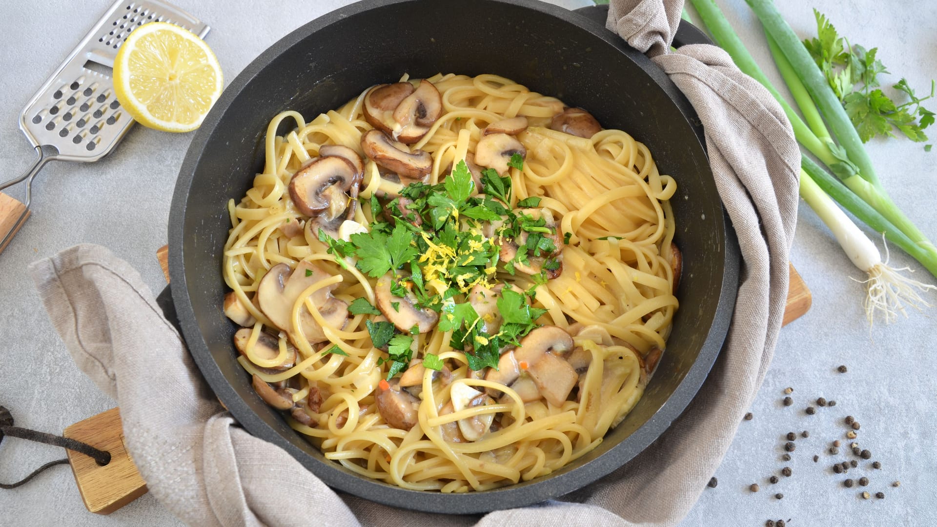 Leckere One-Pot-Pasta für den Herbst: Wenn sich der Sommer verabschiedet, startet die Pilzsaison.