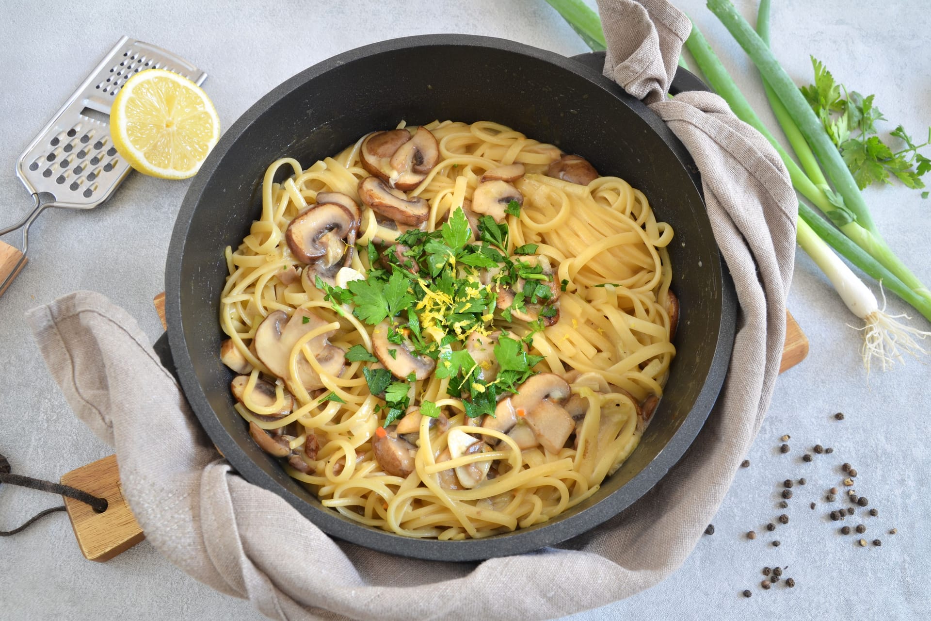 Leckere One-Pot-Pasta für den Herbst: Wenn sich der Sommer verabschiedet, startet die Pilzsaison.