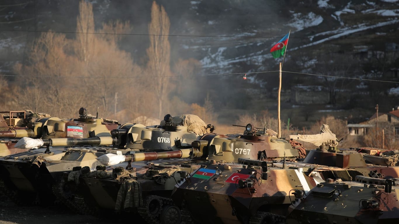Aserbaidschanische Panzer stehen in der Konfliktregion Berg-Karabach nebeneinander. Es soll zu heftigen Kämpfen gekommen sein.