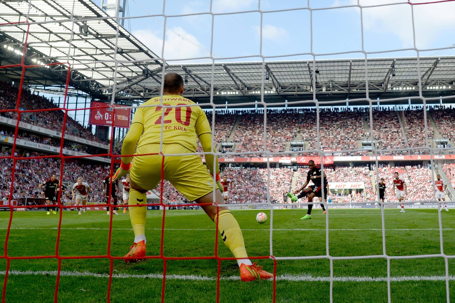 Marvin Schwäbe vom 1. FC Köln: Die Elfmeter-Regel wird künftig verschärft.