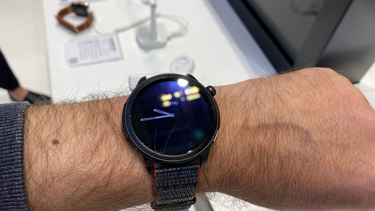 Amazfit GTR 4: Die Smartwatch fühlt sich hochwertig an, wirkt aber sehr groß.