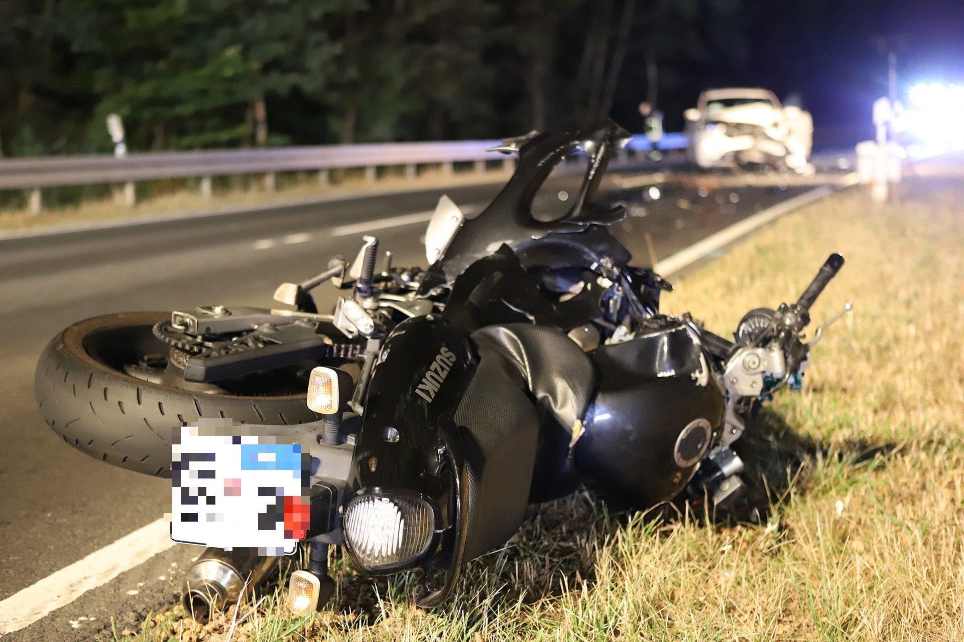 Verunglücktes Motorrad im Hochtaunuskreis: Ein Mann kams um Leben, ein Autofahrer wurde schwer verletzt.