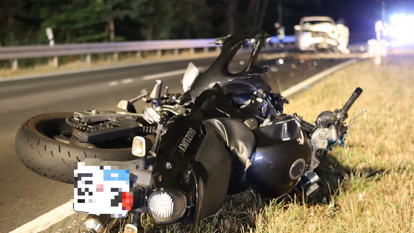 Verunglücktes Motorrad im Hochtaunuskreis: Ein Mann kams um Leben, ein Autofahrer wurde schwer verletzt.