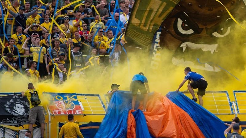 Fans von Lokomotive Leipzig bei einem Spiel: Der Stadionsprecher des Klubs muss den Verein verlassen. Fans von Lokomotive Leipzig bei einem Spiel: Der Stadionsprecher des Klubs muss den Verein verlassen.