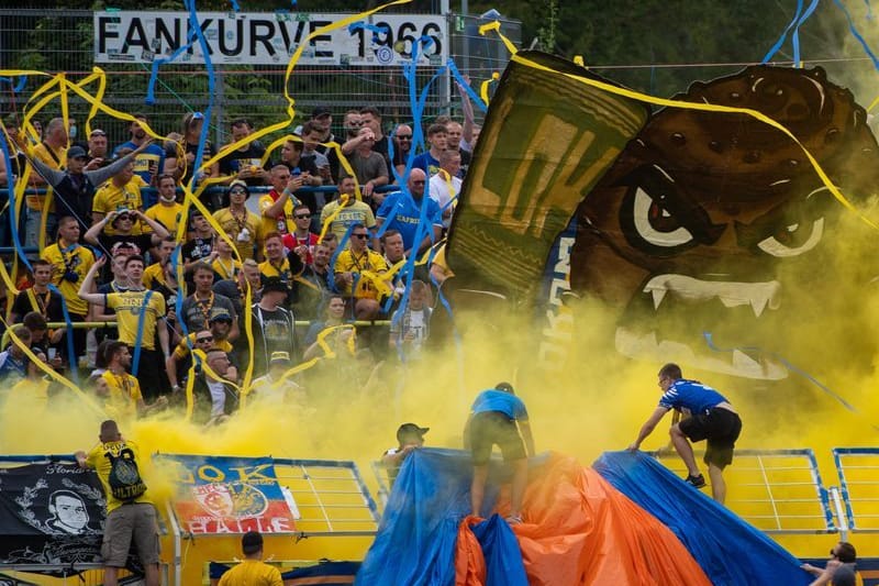 Fans von Lokomotive Leipzig bei einem Spiel: Der Stadionsprecher des Klubs muss den Verein verlassen.