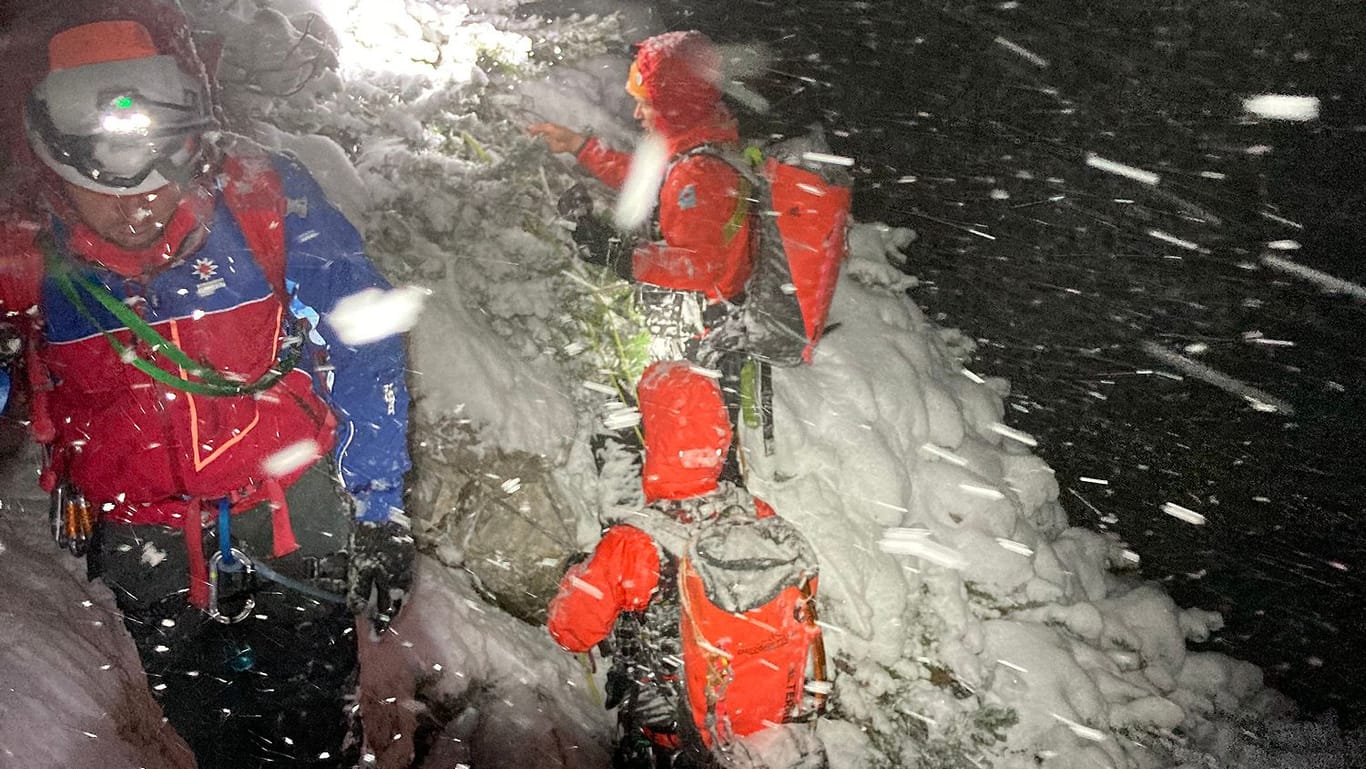 Einsatzkräfte am Berg: Große Schneemengen machen auch den Rettern Probleme.