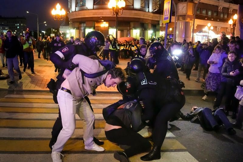 Proteste in Russland: Polizisten versuchen, eine Demonstration in Moskau niederzuschlagen.