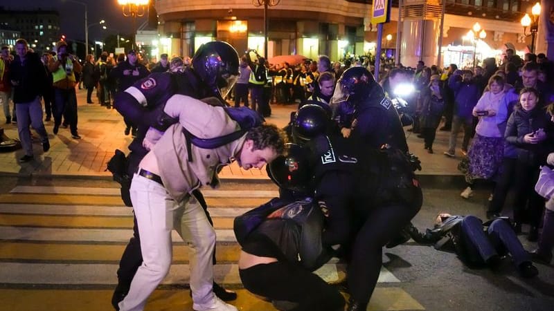 Proteste in Russland: Polizisten versuchen, eine Demonstration in Moskau niederzuschlagen.