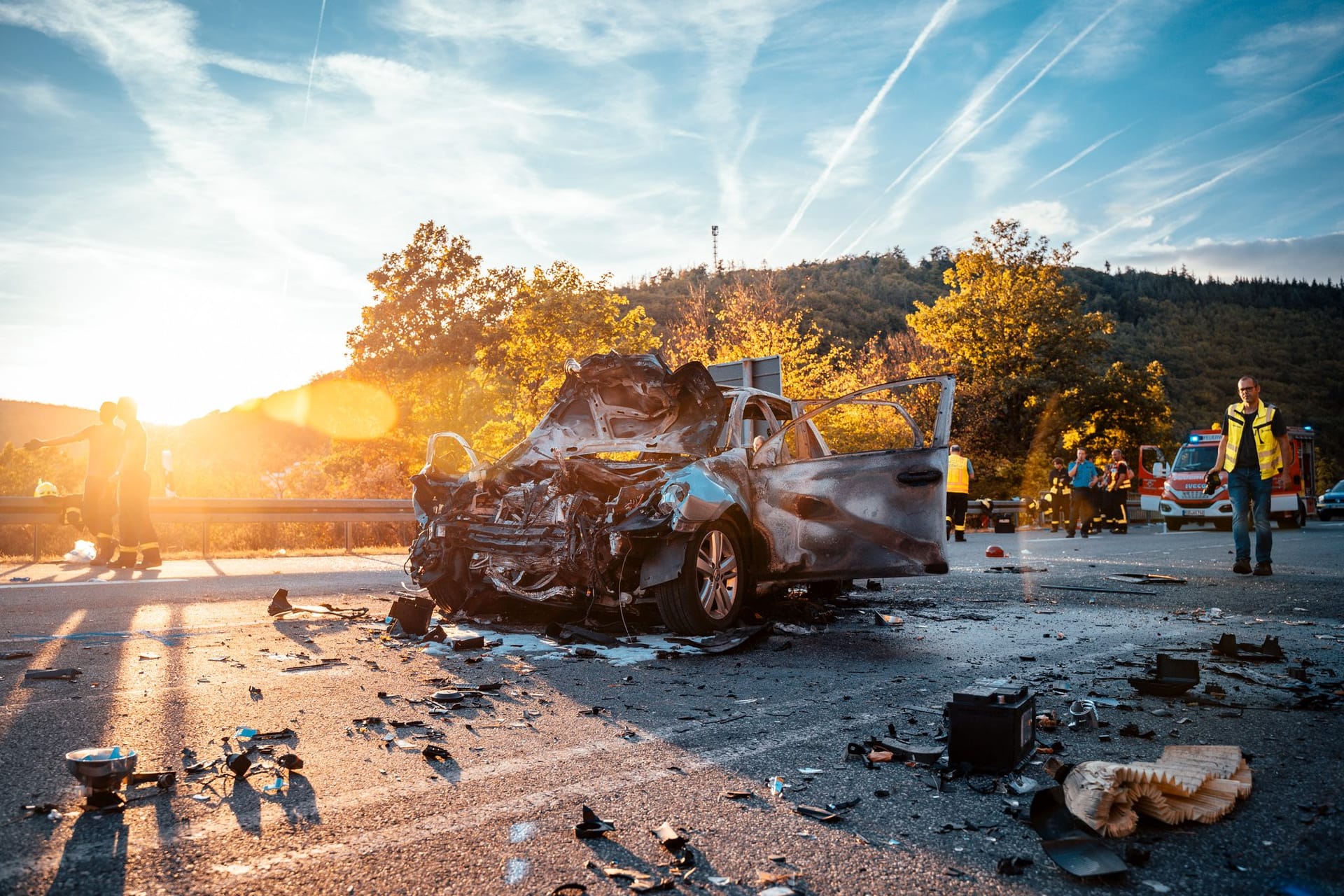 Ausgebrannter VW auf einer Bundesstraße: In Hessen kam es am Sonntag zu einem schweren Verkehrsunfall.