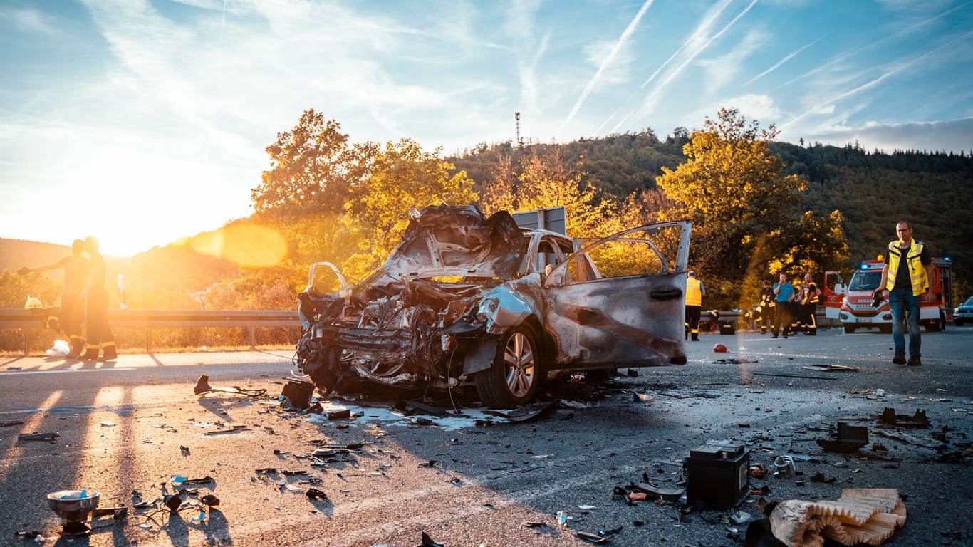 Ausgebrannter VW auf einer Bundesstraße: In Hessen kam es am Sonntag zu einem schweren Verkehrsunfall.