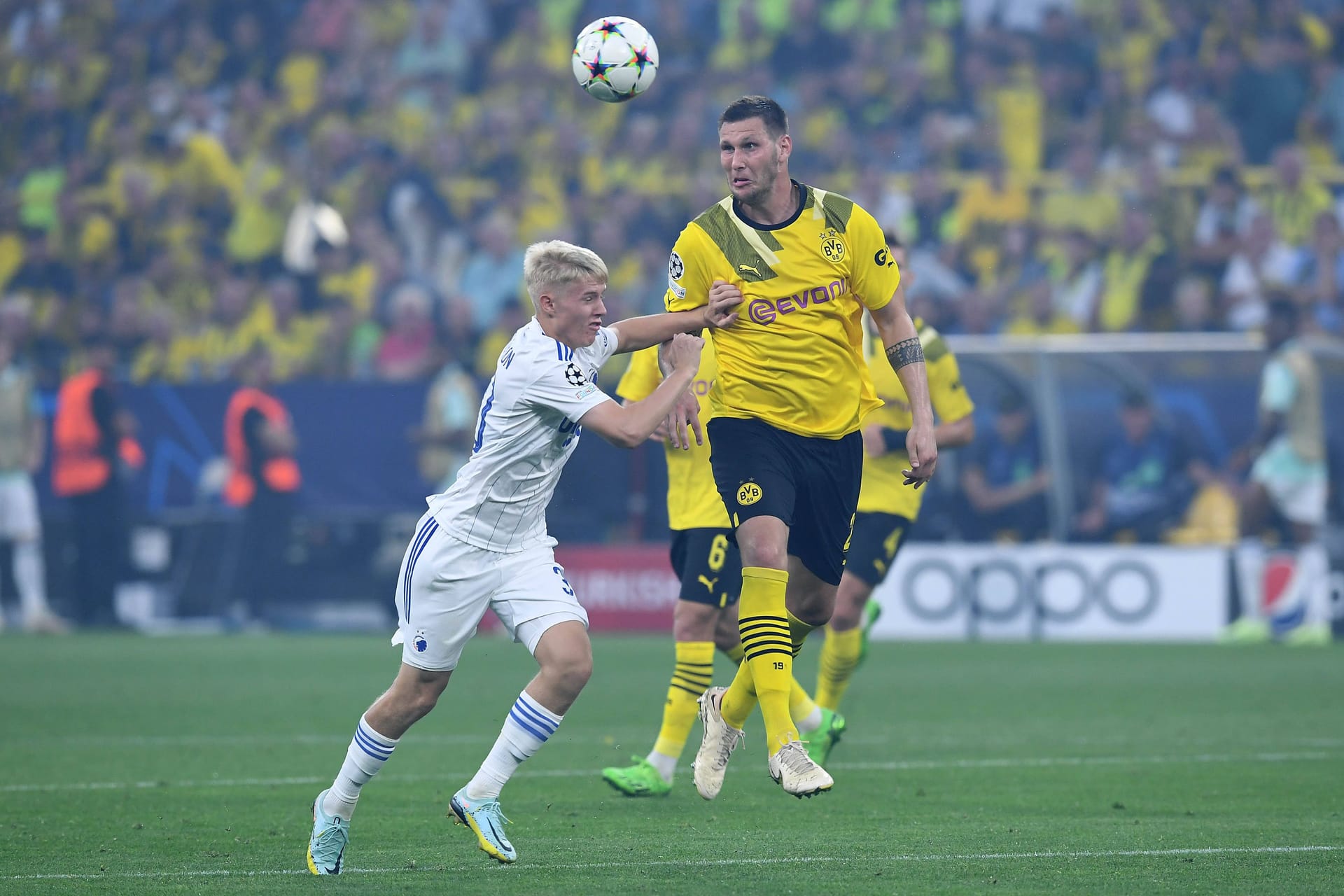 Niklas Süle: Verdrängte Mats Hummels aus der Startelf. Sorgte zusammen mit Schlotterbeck dafür, dass beim BVB defensiv nichts anbrannte. Leitete das 1:0 ein, indem er zunächst einen langen Ball der Kopenhagener abfing und dann zu einem Dribbling über das halbe Feld ansetzte. Setzte seinen Laufweg nach außen fort und riss so das Loch, durch das Brandt den Torschützen Reus anspielen konnte. Note 2