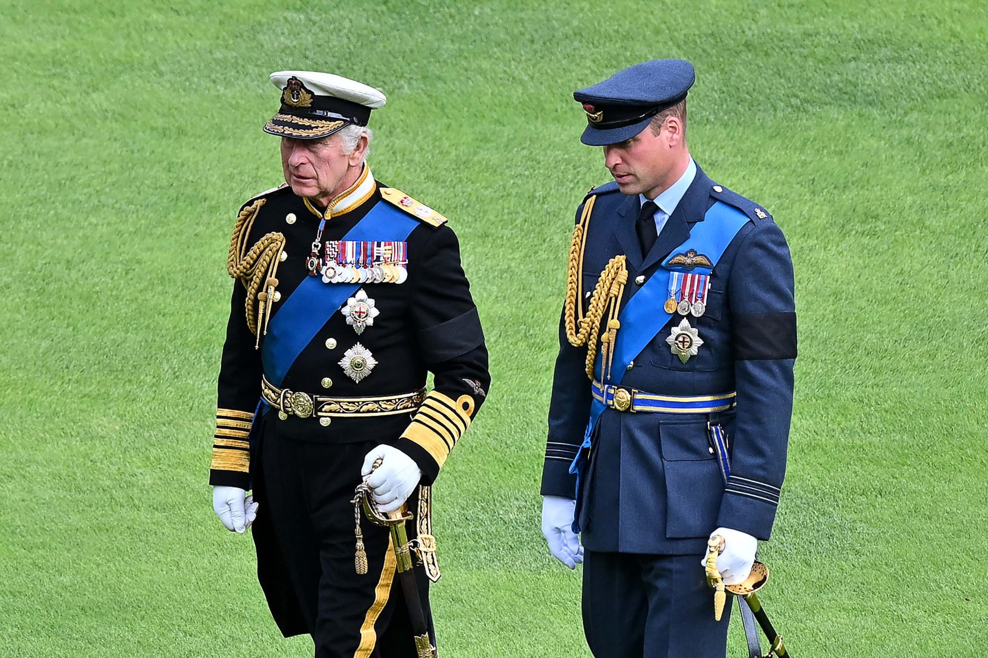 König Charles III. und Prinz William: Vater und Sohn kamen in ihren offiziellen Uniformen zur Trauerfeier.