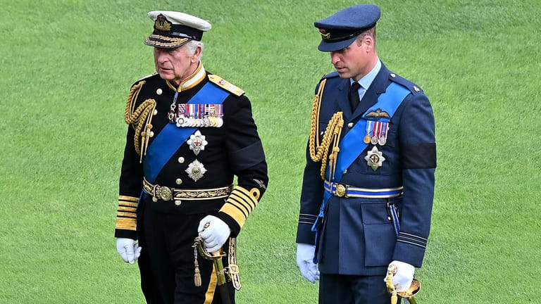 König Charles III. und Prinz William: Vater und Sohn kamen in ihren offiziellen Uniformen zur Trauerfeier.