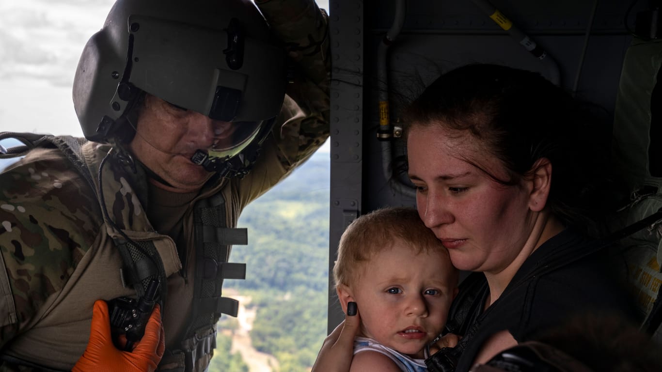 Candace Spence, 24, und ihr einjähriger Sohn Wyatt wurden in Jackson, Kentucky, mit dem Helikopter aus den Fluten gerettet.