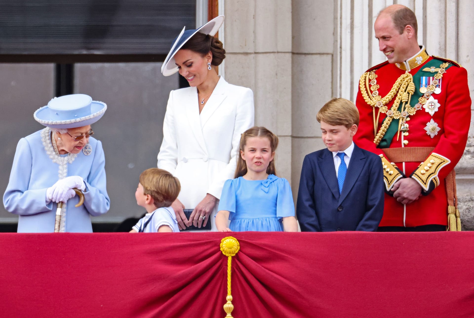 Die Queen mit Prinz William, seiner Frau und den drei gemeinsamen Kindern.