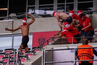 Fans des 1. FC Köln im Stadion von Nizza: Im Rahmen des Spiels kam es zu Ausschreitungen.
