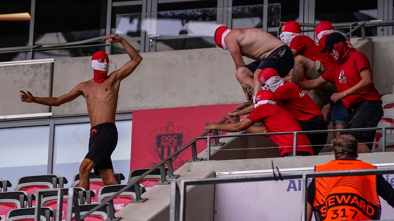 Fans des 1. FC Köln im Stadion von Nizza: Im Rahmen des Spiels kam es zu Ausschreitungen.