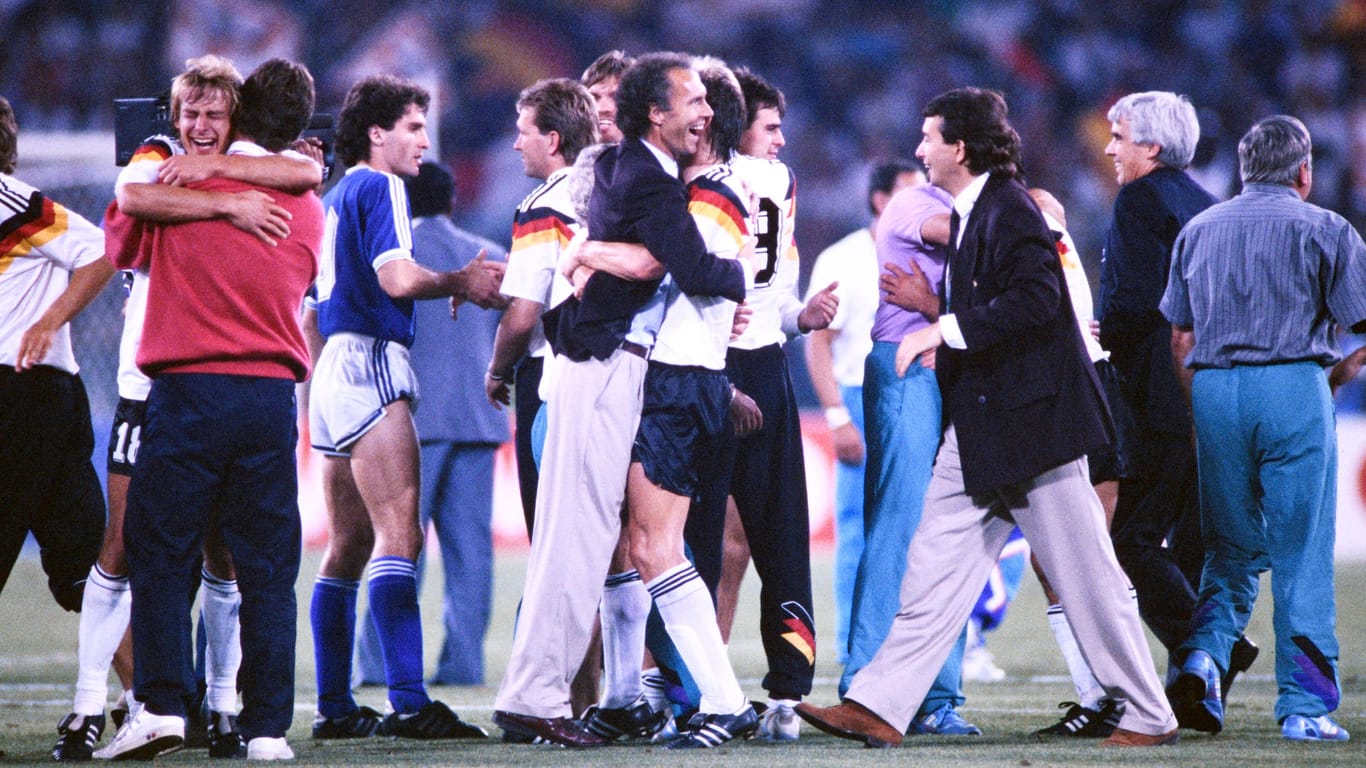 Franz Beckenbauer (M.): Nach dem Abpfiff des WM-Finals 1990 in Rom ist er noch umringt von seiner Mannschaft. Kurz danach schlendert er gedankenverloren alleine über den Rasen des Olympiastadions.