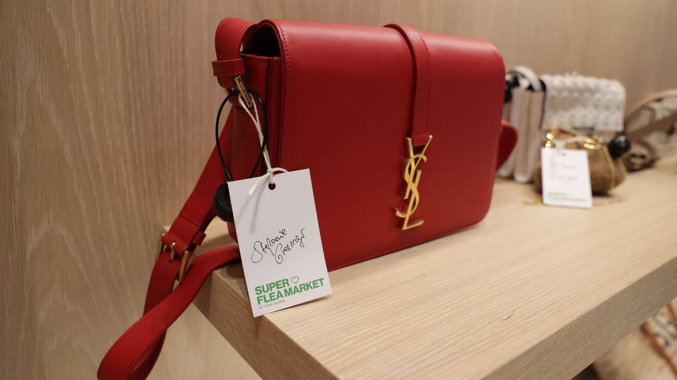 Eine Tasche, die dem Model Stefanie Giesinger gehört hat: Sie ist für €990,- zu erwerben.
