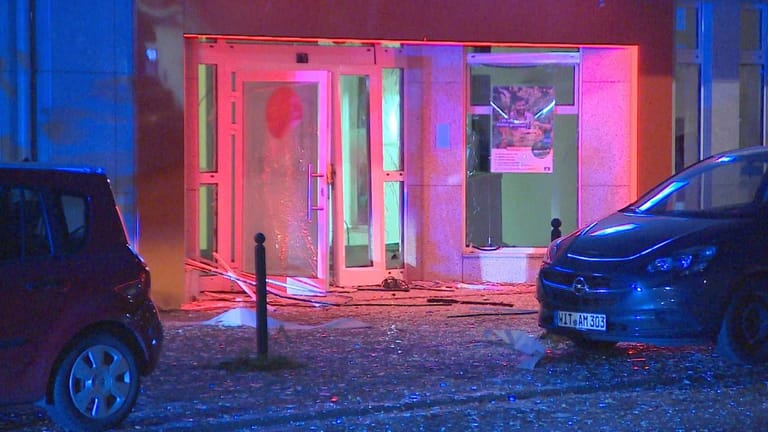 Trümmer nach einer Explosion: In Witten sprengten Unbekannte einen Geldautomaten.