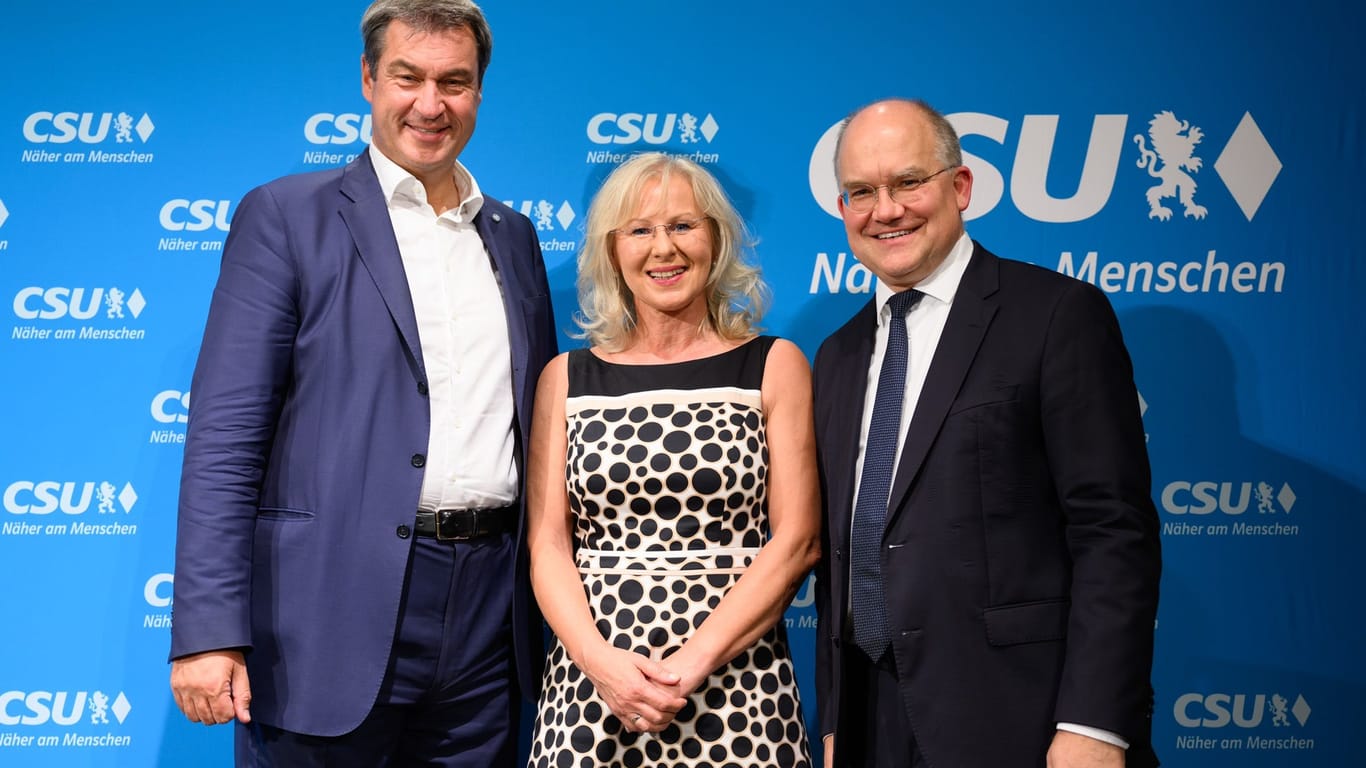 Für den Stimmkreis Nürnberg-Ost wurde Markus Söder erneut zum Direktkandidaten für die Landtagswahl 2023 nominiert. Für den Bezirkstag wurde Gerlinde Mathes (Mitte) zur Direktkandidatin gewählt. Bundestagsabgeordneter Sebastian Brehm (rechts) gratulierte.