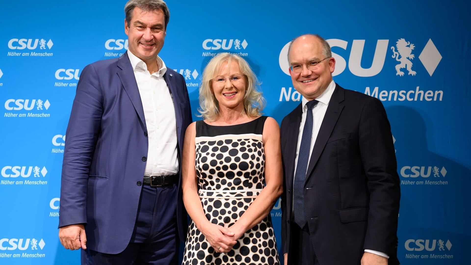 Für den Stimmkreis Nürnberg-Ost wurde Markus Söder erneut zum Direktkandidaten für die Landtagswahl 2023 nominiert. Für den Bezirkstag wurde Gerlinde Mathes (Mitte) zur Direktkandidatin gewählt. Bundestagsabgeordneter Sebastian Brehm (rechts) gratulierte. Für den Stimmkreis Nürnberg-Ost wurde Markus Söder erneut zum Direktkandidaten für die Landtagswahl 2023 nominiert. Für den Bezirkstag wurde Gerlinde Mathes (Mitte) zur Direktkandidatin gewählt. Bundestagsabgeordneter Sebastian Brehm (rechts) gratulierte.