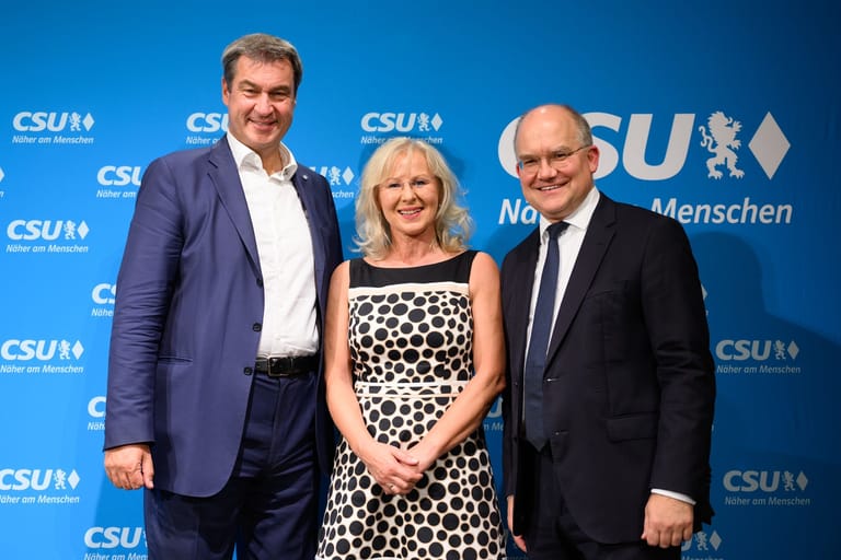 Für den Stimmkreis Nürnberg-Ost wurde Markus Söder erneut zum Direktkandidaten für die Landtagswahl 2023 nominiert. Für den Bezirkstag wurde Gerlinde Mathes (Mitte) zur Direktkandidatin gewählt. Bundestagsabgeordneter Sebastian Brehm (rechts) gratulierte.
