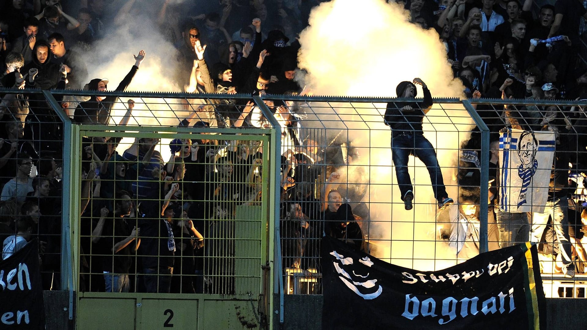 Hooligans (Symbolbild): Die Anhänger von Chemie Leipzig und 1860 München sollen sich geschlagen haben.