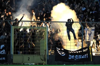 Hooligans (Symbolbild): Die Anhänger von Chemie Leipzig und 1860 München sollen sich geschlagen haben.