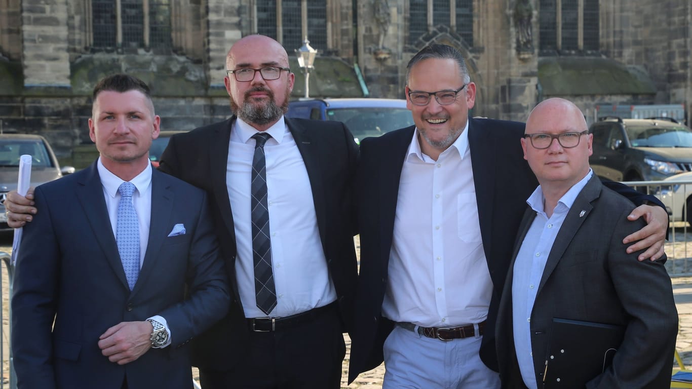 AfD-Politiker in Sachsen-Anhalt: Landesfraktionschef Oliver Kirchner (r.) bestätigt, dass die Flugkosten von Tillschneider (2.v.l.) von der Fraktion getragen werden.
