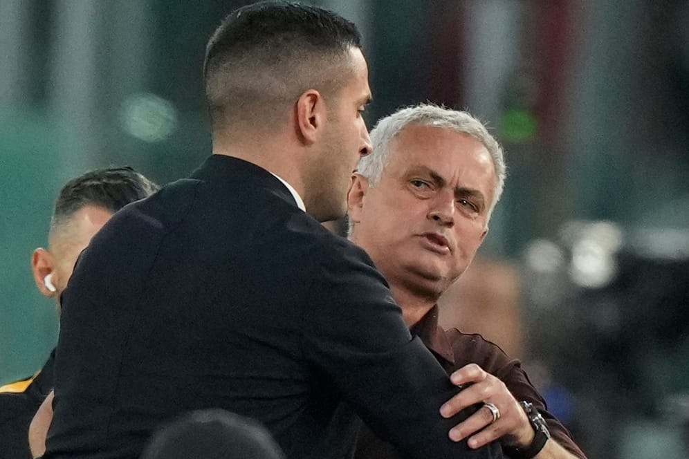 Die Kontrolle verloren: Roma-Trainer Mourinho (r.) muss zurückgehalten werden.