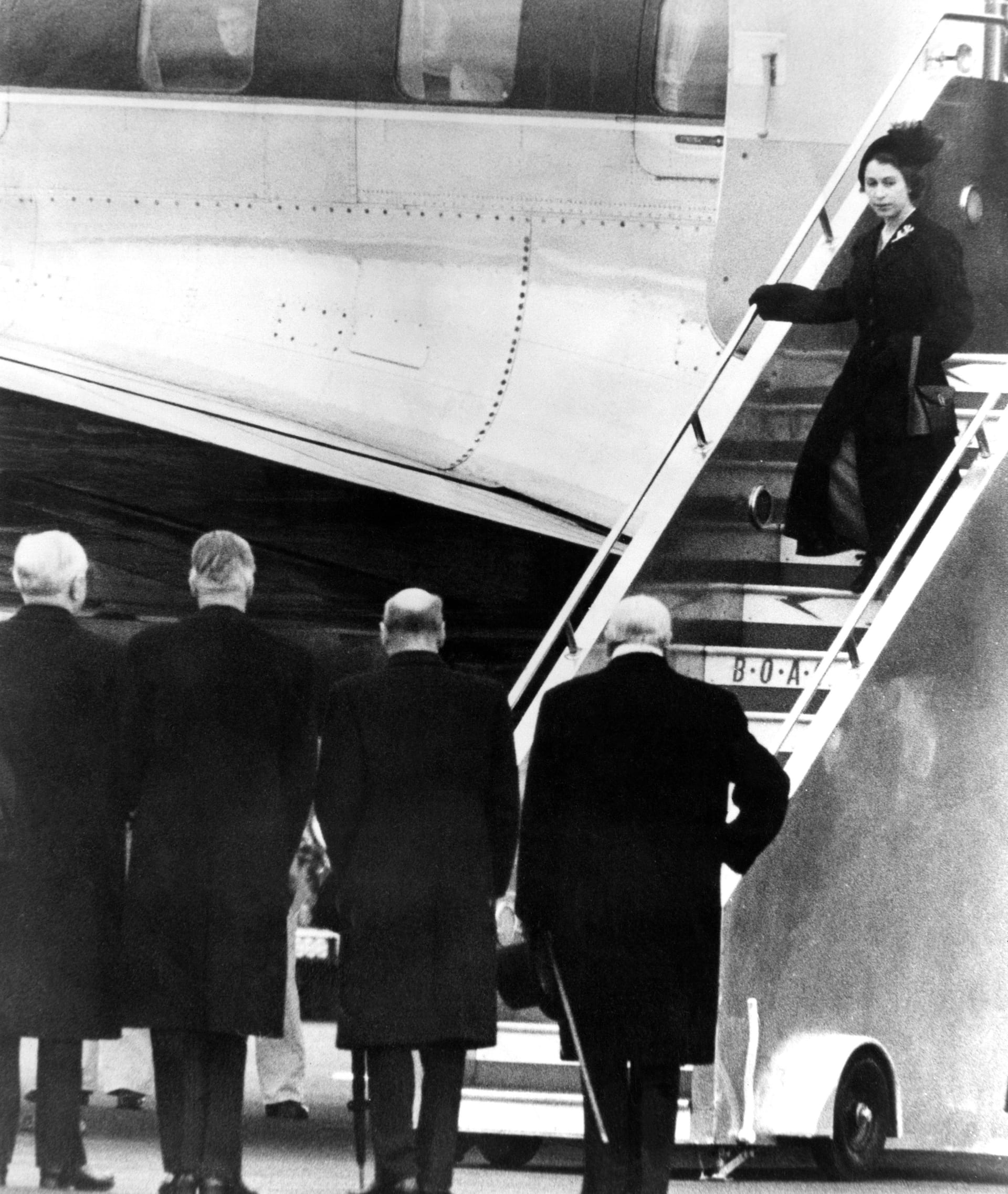 Rückkehr aus Kenia als Königin: Am 6. Februar 1952 stirbt Elizabeths Vater, König George VI. Sofort brechen sie und ihr Ehemann Philip ihre Reise ab und fliegen zurück nach England.