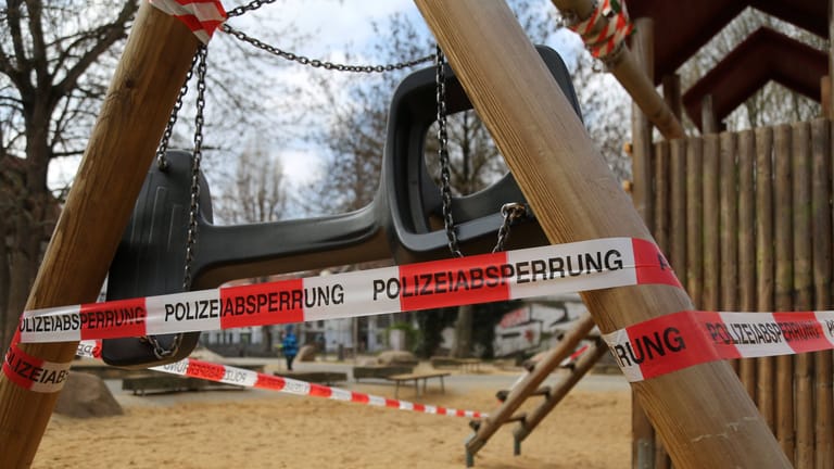Abgesperrter Spielplatz (Symbolfoto): Die Polizei hat die Ermittlungen zur Tat aufgenommen.