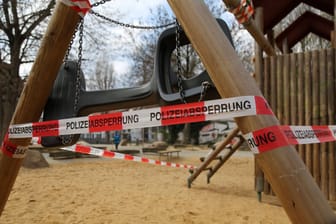 Abgesperrter Spielplatz (Symbolfoto): Die Polizei hat die Ermittlungen zur Tat aufgenommen.