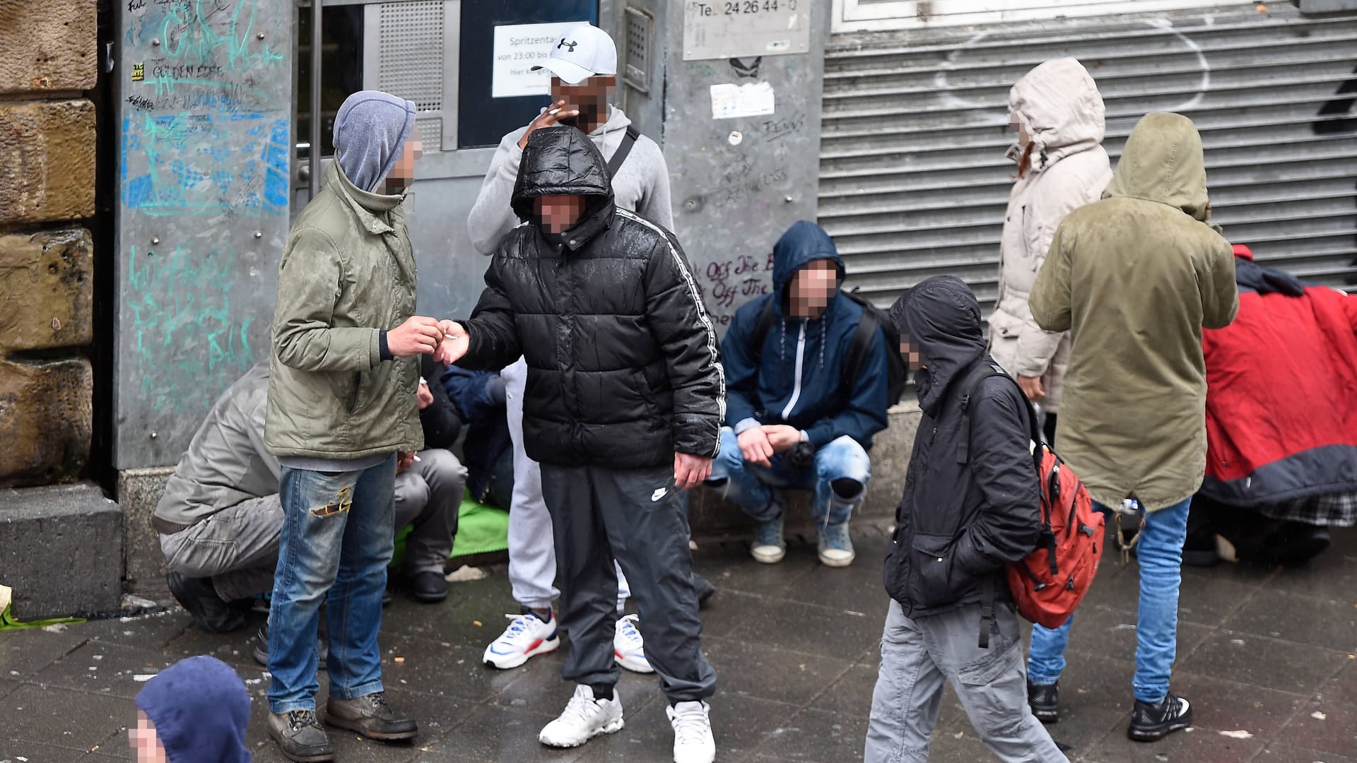 Drogenabhängige in der Elbestraße vor einem Konsumraum im Bahnhofsviertel (Symbolbild): David war lange ein Teil der Szene.