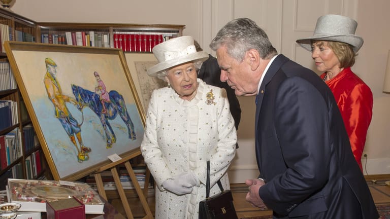 Die Queen und der Bundespräsident (2015): Das Porträt der Queen auf dem Pferd kam bei der Königin weniger gut an.