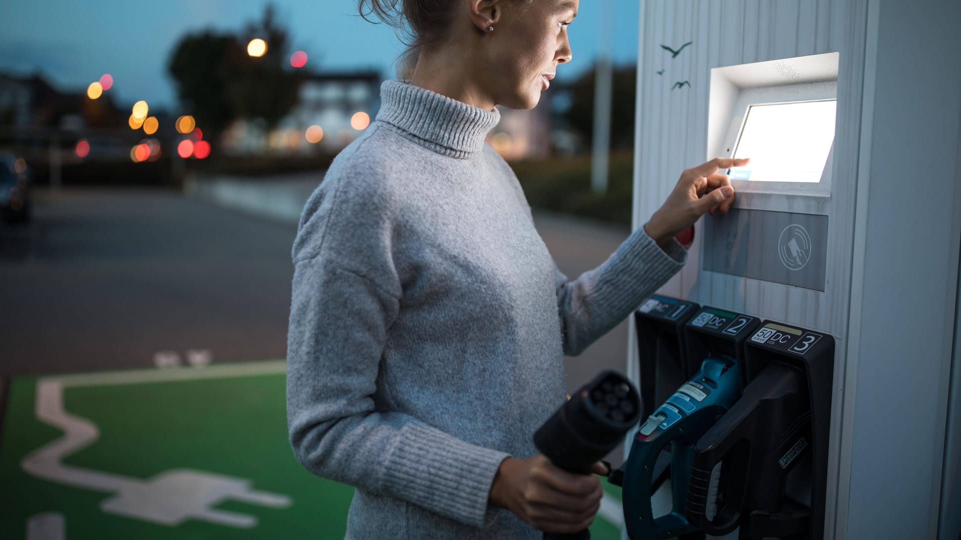 Aufladen des E-Autos: Dabei kann es zu einem Stromschlag kommen. Allerdings nur unter bestimmten Bedingungen.