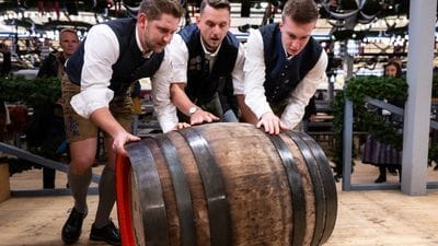 Alles gegen den Durst: Mitarbeiter rollen das Bierfass für den traditionellen Fassanstich in ein Festzelt.