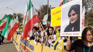 Exil-Iraner protestieren vor dem iranischen Konsulat in Frankfurt.