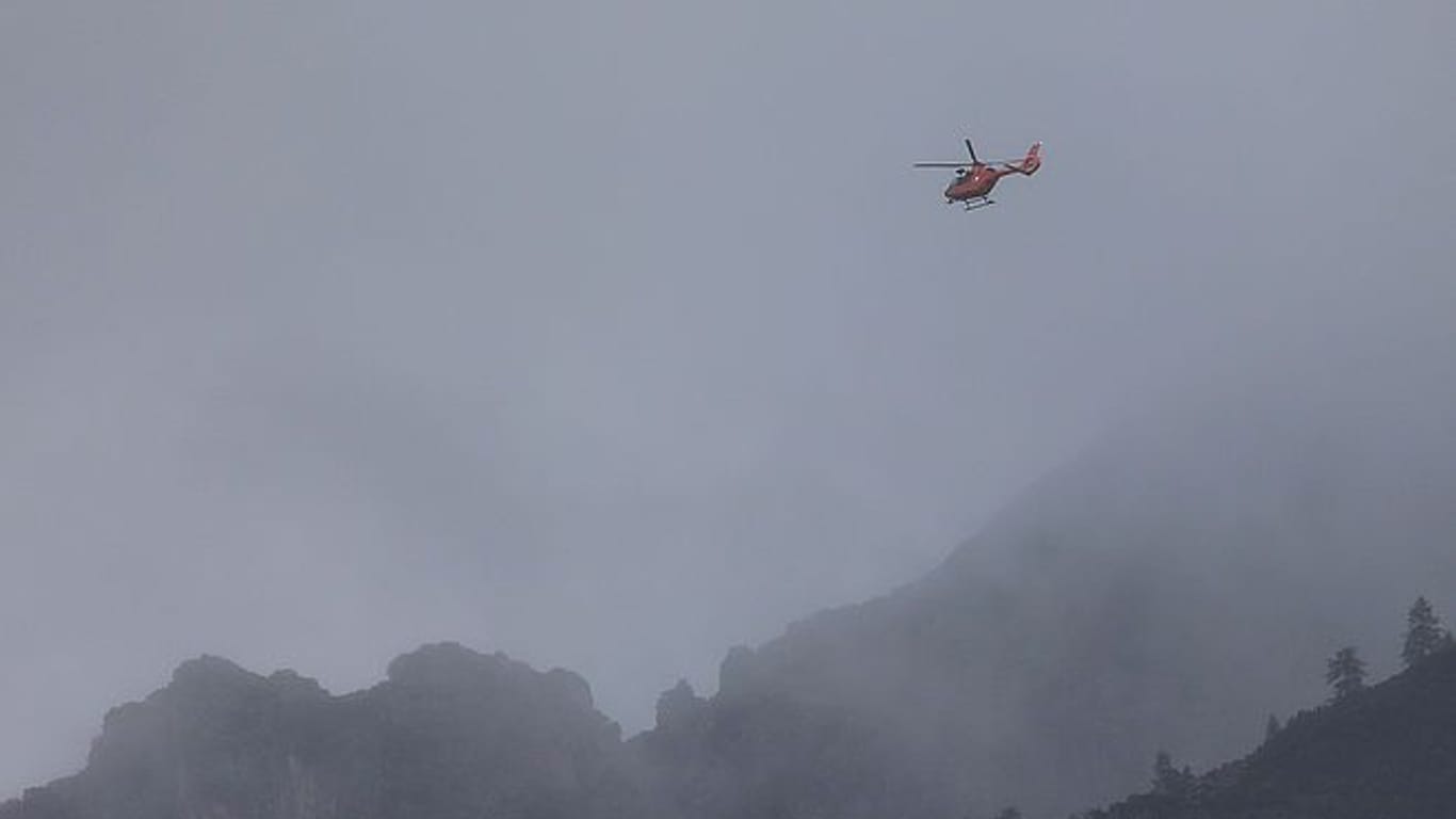 Helikopter am Berg: Sobald es das Wetter zulässt, wollen die Retter wieder starten.