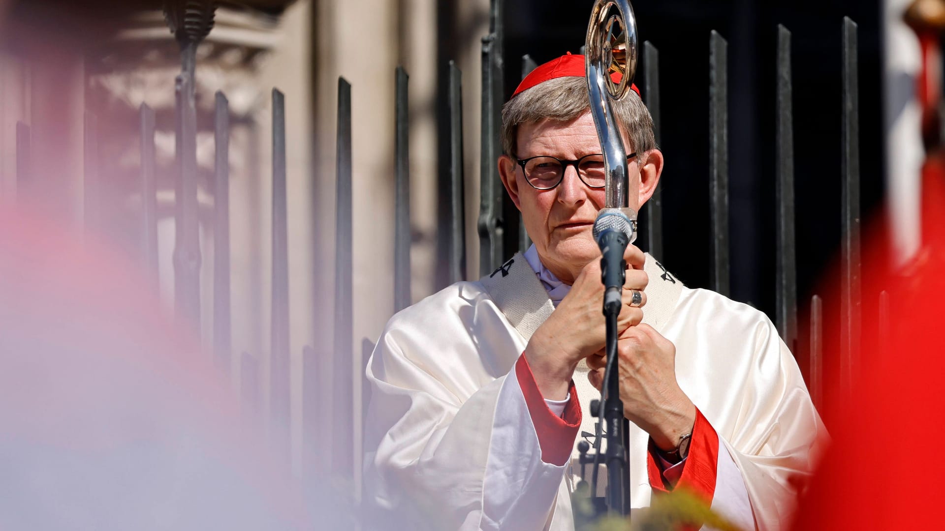 Erzbischof Rainer Maria Kardinal Woelki mit Hirtenstab (Archivbild): Drei Priester hatten zuvor Anzeige gegen ihn erstattet. Erzbischof Rainer Maria Kardinal Woelki mit Hirtenstab (Archivbild): Drei Priester hatten zuvor Anzeige gegen ihn erstattet.