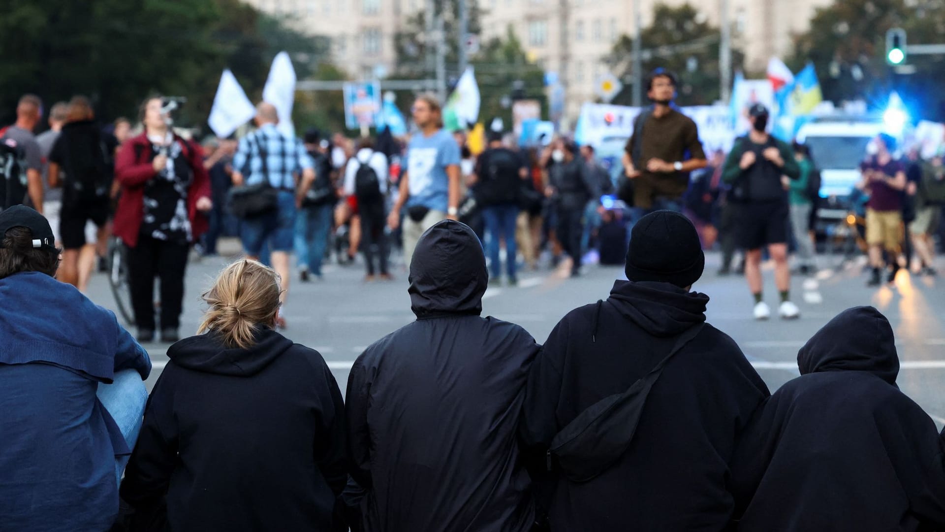 Linke Demonstrierende gegenüber den rechten: Die Polizei versuchte, die beiden Lager auseinanderzuhalten.