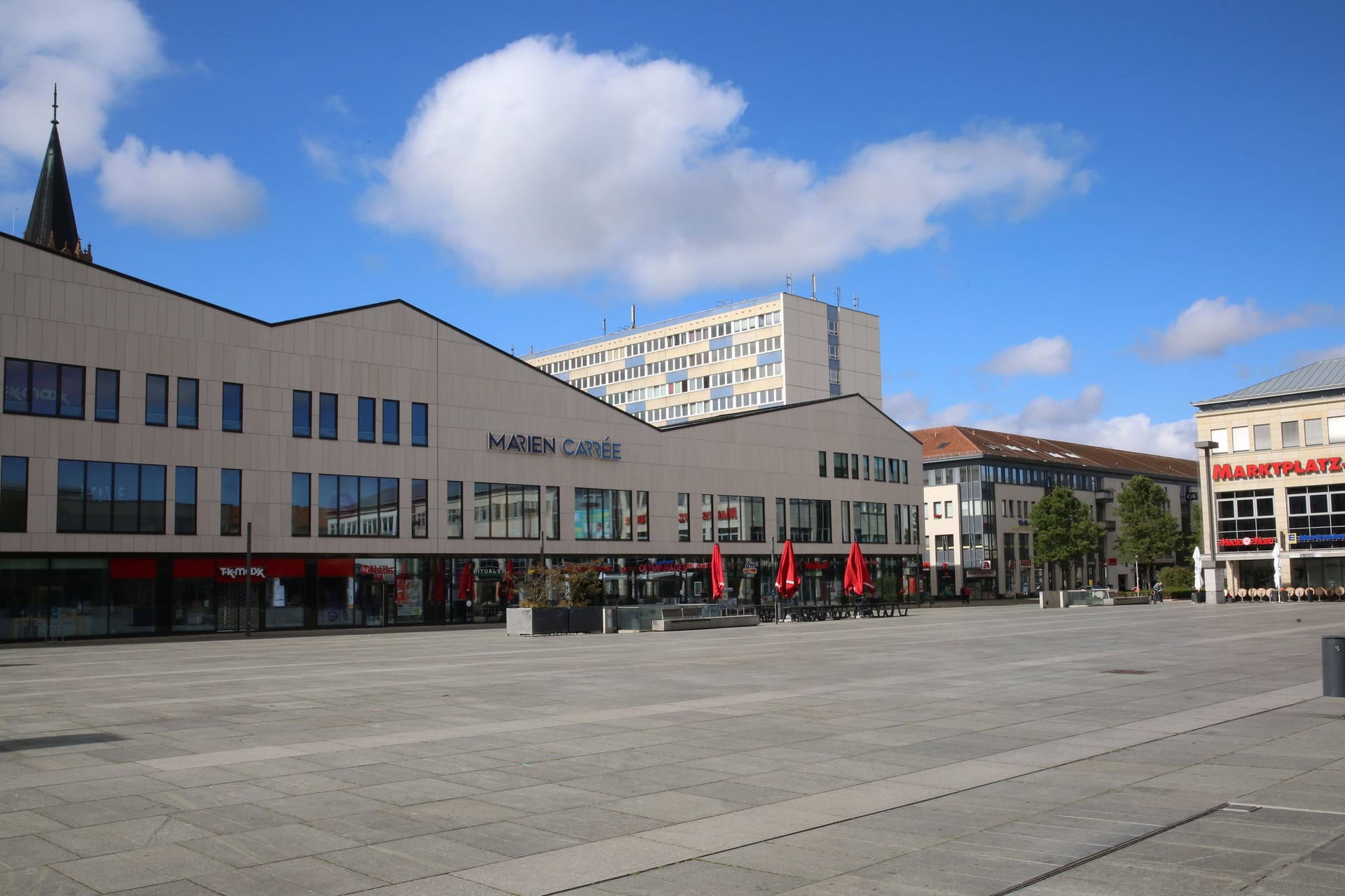 Stadtzentrum von Neubrandenburg (Symbolbild): In der Stadt ist ein mit einer Axt bewaffneter Mann auf der Flucht.
