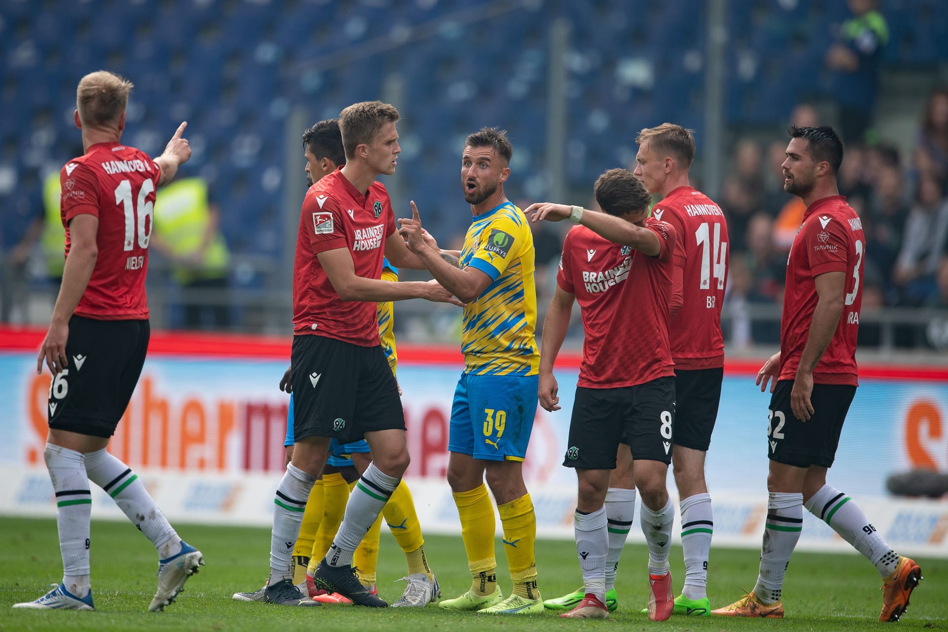 Diskussionsreich: Die Spieler aus Hannover und Braunschweig waren sich beim Zweitligaduell im Niedersachsenstadion nicht immer einig.